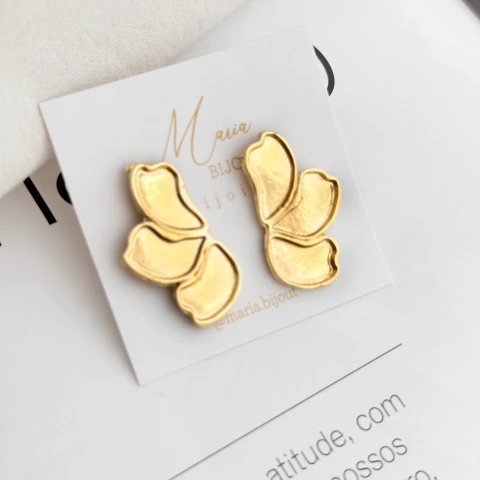 Brinco pétala dourada pequena Banho Ouro 18K - comprar online