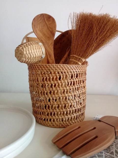 Cestita de Rattan calado con manija color caramelo