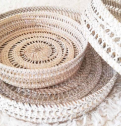 Bandeja calada de rattan blanca en internet