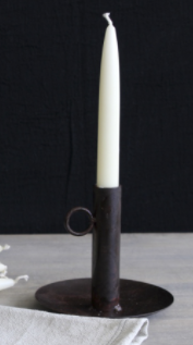 Candelabro de hierro con vela - Alto y bajo en internet