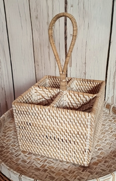 Cubiertero / organizador de rattan cuadrado blanco