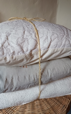 Funda de almohadon bordado a mano - Algodon y organza