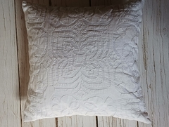 Funda de almohadon bordado a mano - Algodon y organza en internet