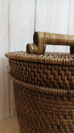 Cestito de rattan con tapa en internet