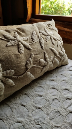 Almohadon de picote bordado a mano - comprar online