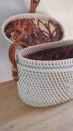 Cartera fusión ovalada blanca - rattan y correa de cuero - tienda online