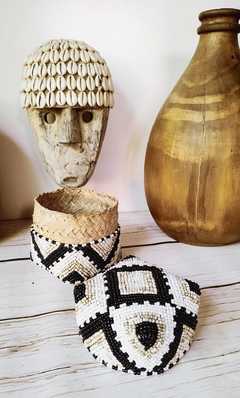 Cajita de bamboo bordada con mostacillas negra en internet