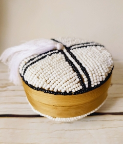 Cajita de bamboo redonda bordada con mostacillas - Blanca pompon
