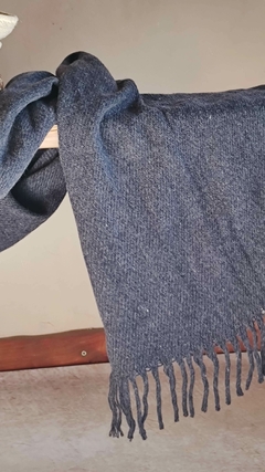 Bufandon de lana de llama frizada azul - comprar online