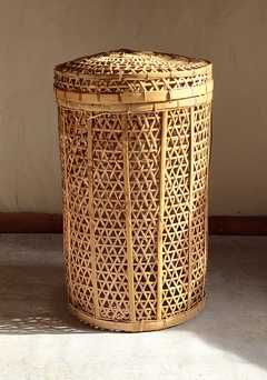 Cesto de rattan calado con tapa - 35 x 60 cm de altura
