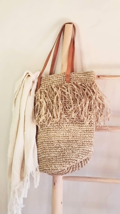 Bolso de raffia natural con flecos