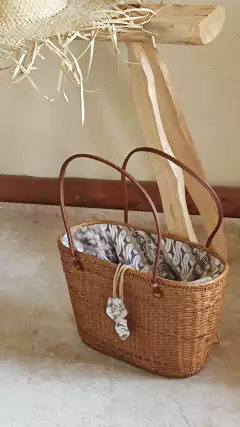 Canasta de rattan y cuero natural forrada - comprar online