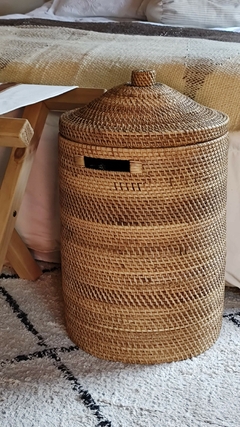 Cesto de rattan natural con tapa conica