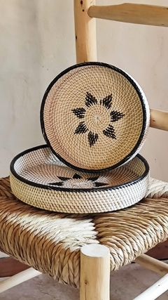 Bandeja de rattan flor blanca - Medidas S y M