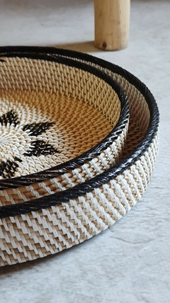 Bandeja de rattan flor blanca - Medidas S y M - tienda online