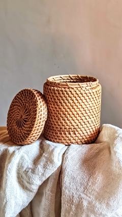 Minicestito de rattan con tapa
