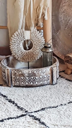 Bandeja Indi de madera tallada con patas - comprar online