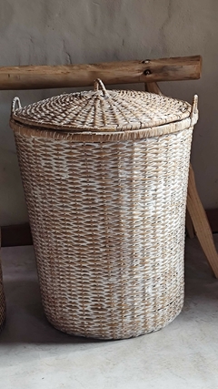 Cesto de rattan blanco patinado con tapa - 43 x 44 cm de altura - tienda online