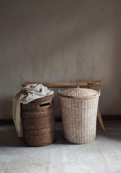Cesto de rattan blanco patinado con tapa - 43 x 44 cm de altura - La Fabricana