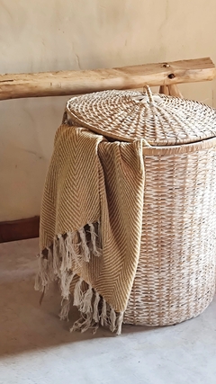 Cesto de rattan blanco patinado con tapa - 43 x 44 cm de altura