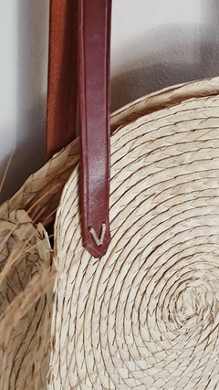Cartera Redonda de palma y correa de cuero