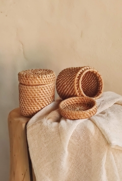 Minicestito de rattan con tapa en internet