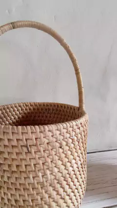 Canastita de rattan con manija en internet
