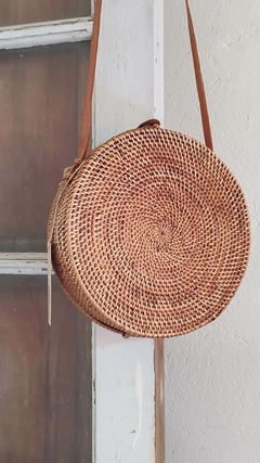 Cartera fusión redonda marron - rattan y correa de cuero - 25 cm en internet
