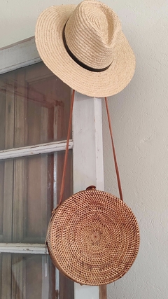 Cartera fusión redonda marron - rattan y correa de cuero - 25 cm - comprar online