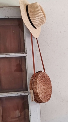 Cartera fusión redonda marron - rattan y correa de cuero - 25 cm - tienda online