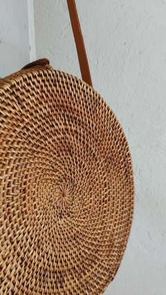 Cartera fusión redonda marron - rattan y correa de cuero - 25 cm - La Fabricana