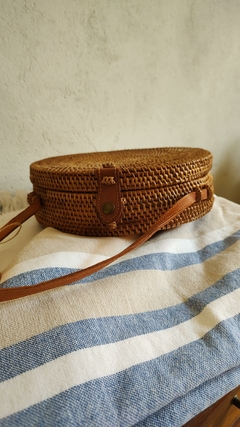 Cartera fusión redonda marron - rattan y correa de cuero - 25 cm - comprar online