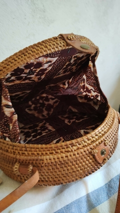 Imagen de Cartera fusión redonda marron - rattan y correa de cuero - 25 cm