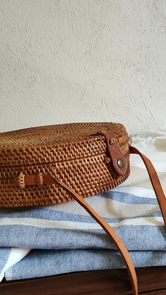 Cartera fusión redonda marron - rattan y correa de cuero - 25 cm