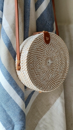 Cartera fusión redonda blanca - rattan y correa de cuero - 20 cm4 en internet