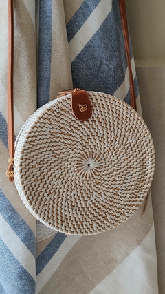 Cartera fusión redonda blanca - rattan y correa de cuero - 20 cm4 - La Fabricana
