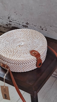 Imagen de Cartera fusión redonda blanca - rattan y correa de cuero - 20 cm4