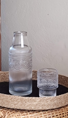 Botella de noche tallada con vaso