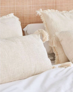 Funda de almohadon Sumatra con borlas en las puntas - comprar online