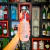 Mão exibindo contrarótulo da garrafa de Gin de Melancia Epic Watermelon 990ml diante de prateleira de destilados