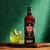 Garrafa Havana Club sobre tábua de madeira com drinque e rodelas de limão