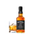 Garrafa do Jack Daniel's 375ml ao lado de copo com whisky e gelo, em fundo branco