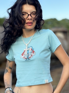 Baby Tee Monograma Azul na internet