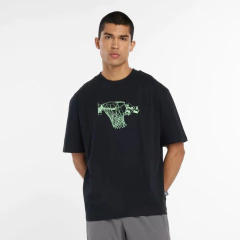 CAMISETA NEW BALANCE HOOPS TRADITION GRAPHIC - PRETO