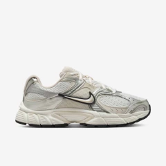 TÊNIS NIKE V5 RNR - OFF WHITE