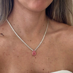 Colar Riviera com pedras baguete em ouro e pingente gota rosa fusion usado no pescoço de mulher