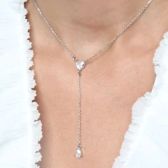 Colar gravata em ródio branco com pingente de cristal em formato de coração usado no pescoço