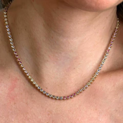 Colar Riviera Candy Dots Ouro com pedras coloridas, usado no pescoço