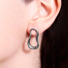 Brinco Oval Orgânico no Banho de Ródio Branco