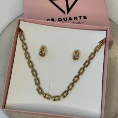 Conjunto MIX Argola e Elos Impulse Dupla com colar de elos retangulares e brincos de argola dourados em caixa rosa Fê Duarte